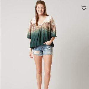 Gimmicks By BKE Size Medium Top, BUCKLE like NEW!